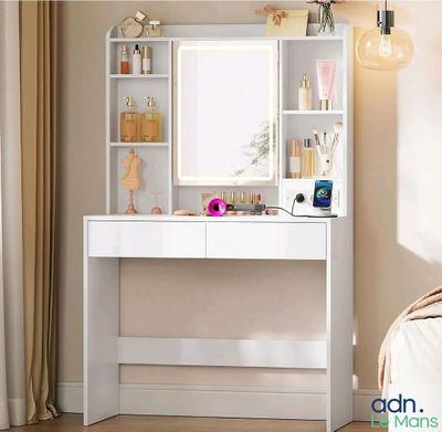 une photo d'une chambre à coucher avec une coiffeuse blanche et un miroir