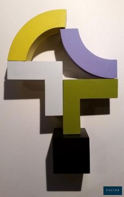 une photo d'une sculpture colorée sur un mur blanc
