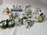 de nombreuses figurines représentant des personnes et des animaux posées sur une table