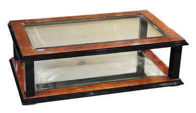 une vitrine en verre reposant sur un socle en bois, sur fond blanc