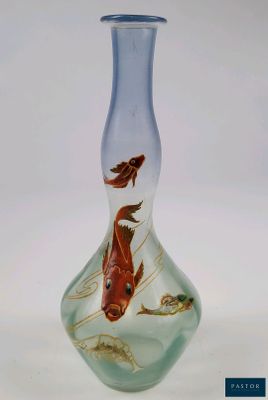 un vase en verre contenant un poisson