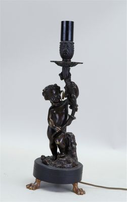 Bougeoir en bronze du XIXe siècle en forme de putto portant …