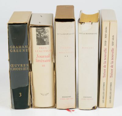 plusieurs livres sont alignés sur une surface blanche