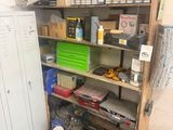 une pièce avec une étagère remplie d'outils et d'autres objets