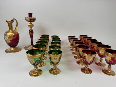 plusieurs verres et un pichet sur la table