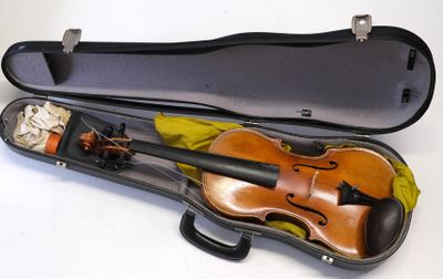 un violon dans un étui sur une surface blanche