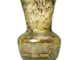 un vase vert orné d'un motif doré
