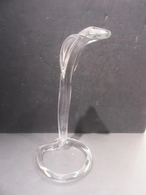 un vase en verre transparent muni d'une anse incurvée, posé sur une table