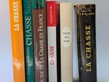 plusieurs livres sont empilés sur une surface blanche