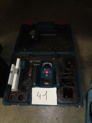 une photo d'une boîte à outils contenant une perceuse et d'autres outils