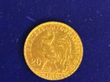 gros plan d'une pièce d'or sur une surface bleue