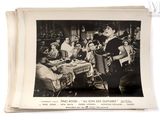 une vieille photo en noir et blanc représentant une femme en train de servir à manger à un groupe de personnes