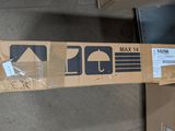 une boîte en carton avec un autocollant posé sur le sol