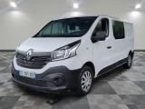 la camionnette blanche est garée sur un sol carrelé en damier