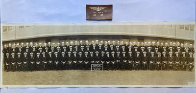 une vieille photo montrant un groupe d'hommes en uniforme posant pour une photo