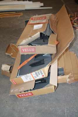 une pile de boîtes posées sur le sol