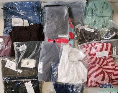 de nombreux vêtements de toutes sortes dans un sac en plastique