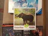 une boîte remplie de jeux de réflexion et de livres posée par terre