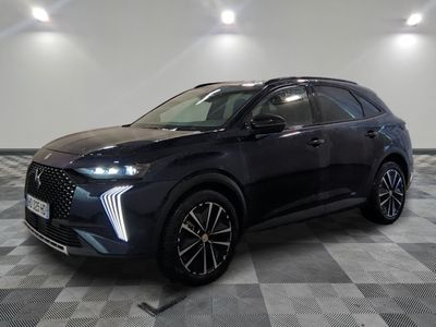 un 4x4 noir garé sur un sol en damier dans un garage