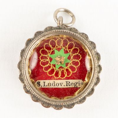 a picture of a pendant with a green star on it