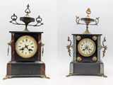 deux horloges placées côte à côte sur un fond blanc