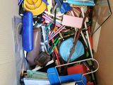 une boîte en carton remplie d'objets hétéroclites