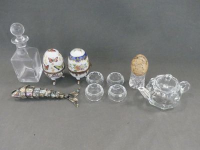 beaucoup d'objets en verre qui se trouvent sur la table