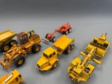 un grand nombre de véhicules-jouets posés sur une table