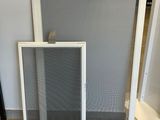 deux fenêtres blanches posées sur un plancher en bois
