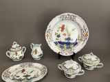 une image d'un groupe de plats, de tasses et de soucoupes en porcelaine