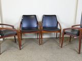 trois fauteuils en cuir noir placés les uns à côté des autres dans une pièce