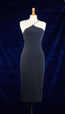 une robe noire posée sur un mannequin, sur fond bleu