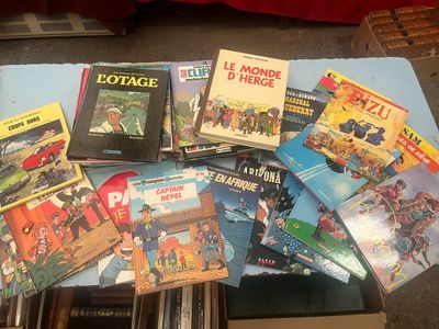 une pile de livres posée par terre à côté d'une chaise