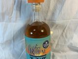 une bouteille d'alcool sur laquelle est apposée une étiquette de prix