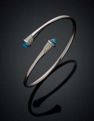 un bracelet manchette en argent orné d'une topaze bleue et de diamants