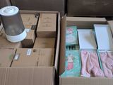 de nombreux cartons contenant des objets, posés par terre