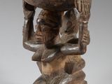 une image représentant une sculpture en bois d'une femme tenant un bol
