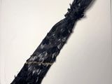 une cravate noire sur un fond blanc, ornée d'un ruban noir
