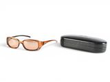 une paire de lunettes de soleil marron et un étui noir posés sur une surface blanche