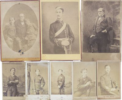 plusieurs vieilles photos d'hommes en uniformes militaires et coiffés de chapeaux