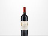 une bouteille de vin rouge posée sur une table