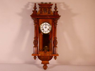 une horloge en bois accrochée au mur de la pièce