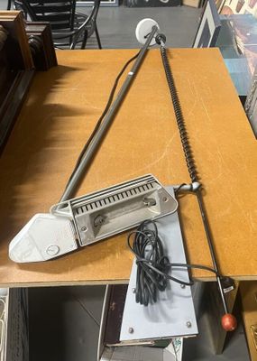 une photo d'une table sur laquelle se trouvent une radio et d'autres objets