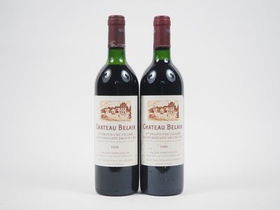 deux bouteilles de vin rouge posées l'une à côté de l'autre sur une surface blanche