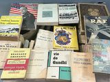 un grand nombre de livres posés sur une table