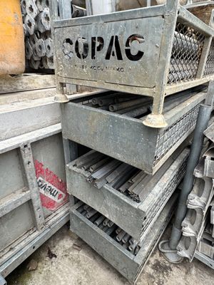une pile de caisses métalliques posées les unes à côté des autres par terre