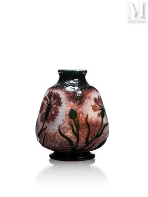 un vase orné d'un motif floral, posé sur un socle