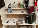 une étagère sur laquelle se trouvent une cafetière et d'autres objets