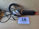 une boîte contenant un casque audio et une carte, posée par terre