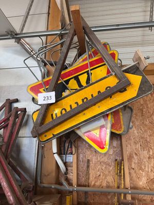 un tas de vieilles affiches suspendues au plafond d'un garage
